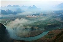 雾绕山村雾绕田