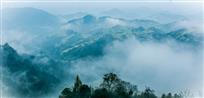 云雾锁山峦