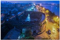 夜幕下的临海古城