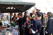 布努瑶姑娘赶大集