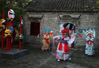 王瑶卿故居前的小戏娃