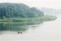 清清湖水映绿翠