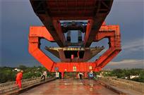 高铁桥上抒雄风