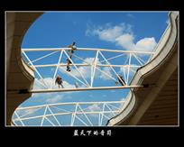 《蓝天下的音符》