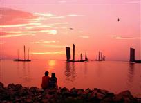 《坐爱湖畔夕照帆》