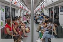 地铁中的人们