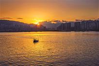 我家就在岸上住