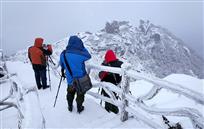 《雪日披云山》