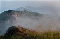 《晨摄披云山》