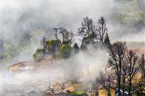 雾漫山村