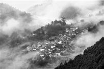 雾漫山村
