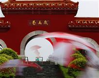 雨中游客
