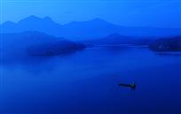 《日月潭晨曦》费永祥摄