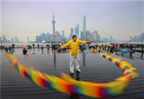 外滩练空竹