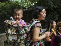 背着小孩唱山歌