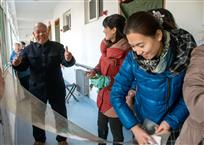 学雷锋，“巾帼”在行动