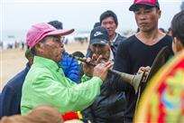 吹喇叭的老渔民