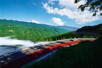 乡间山路披彩衣