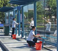 《擦亮城市窗口》
