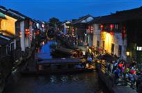标题《水乡夜色》