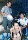 不是亲人胜亲人