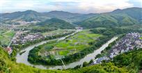 美丽的山庄田野