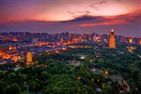 一个中等城市的夜景
