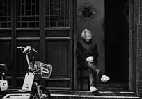 闲看门前人来人往