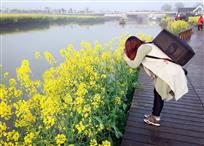 负重也要赏花