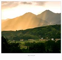 霞光下的 山村