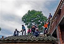 《新农村建新房--传瓦》