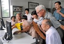 [幸福老人“充电”忙]