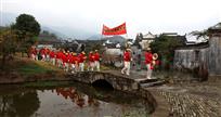 《喜讯到古镇》