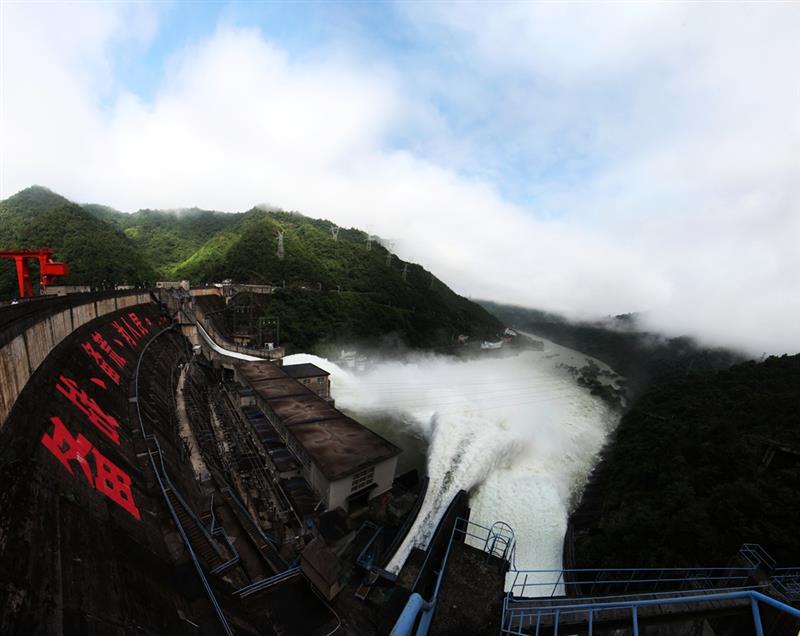下一页 作品名称: 陈村水库泄洪  作品描述:   拍摄地点: 安徽泾县