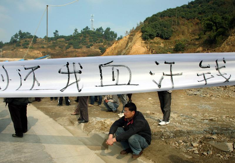 2008年12月25日,贵阳市某建筑工地,一群农民工拉起横幅"还我血汗钱"