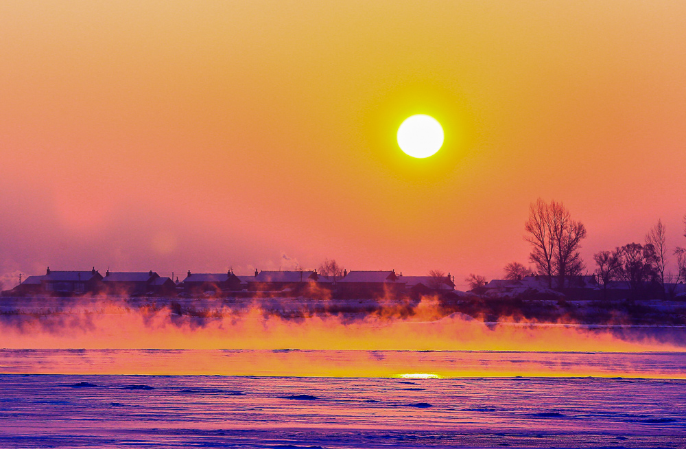 作品名称: 紫气东来  作品描述: 2015年元旦,到雾凇岛采风,早起看日出