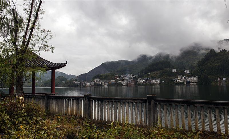 上一页 下一页 作品名称: 淇滩一景  作品描述: 沿河县淇滩镇公园.