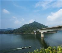 《轻舟已过万重山》