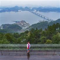 《山美水美人更美》