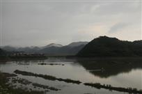 竹筏点翠在湖中