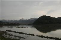 晚昏撑筏