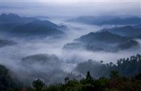 《云雾绕山村》