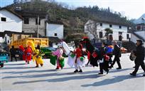 竹马进村