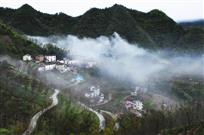 雾漫山村