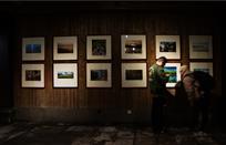 参观摄影展.