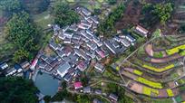 《春回山村》