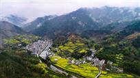 《雨露春风润山村》