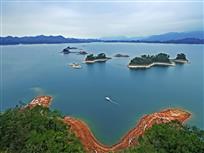 湖中央
