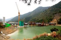 远望湖山水间