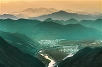 峡谷中的大墅镇